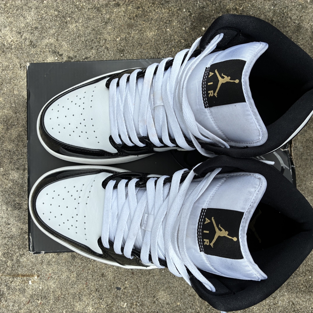 Jordan Black and White Athletic Shoes Classic Design - Picture 1 of 10